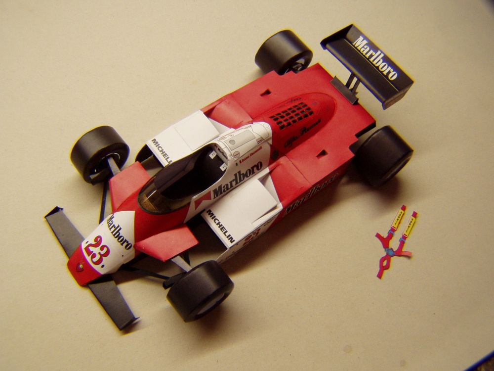 Alfa Romeo 182T, 1982, B. Giacomelli (Plná velikost v novém okně) Alfa Romeo 182T, 1982, B. Giacomelli