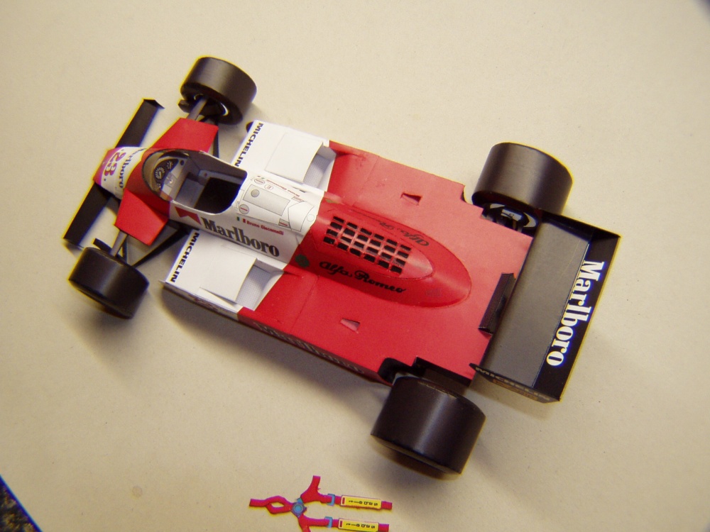 Alfa Romeo 182T, 1982, B. Giacomelli (Plná velikost v novém okně) Alfa Romeo 182T, 1982, B. Giacomelli