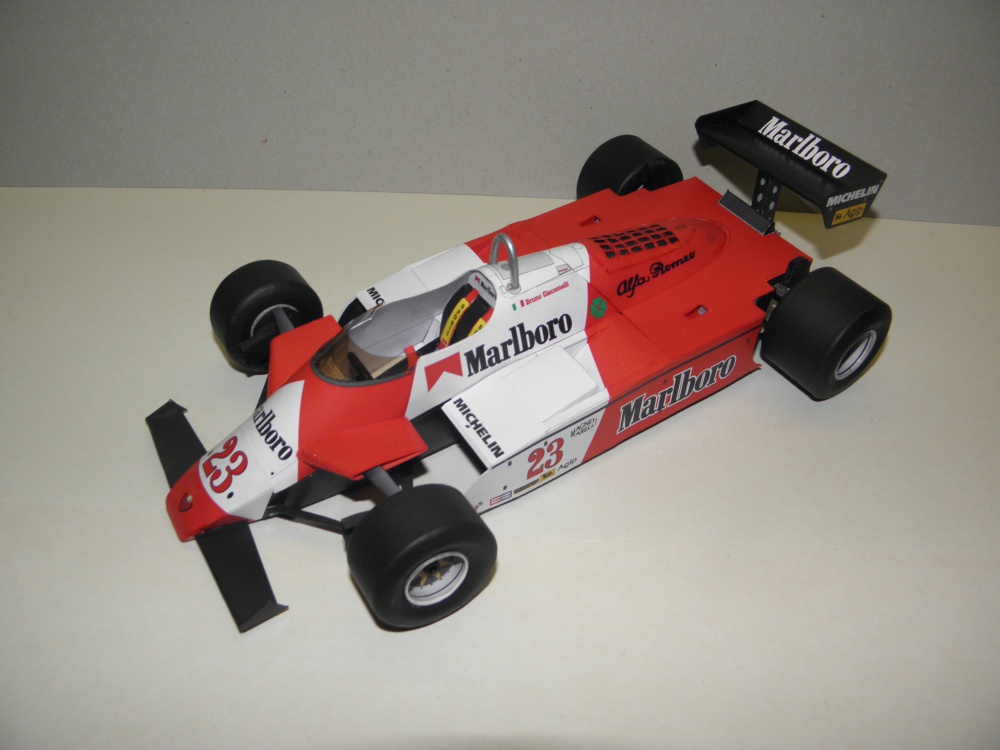 Alfa Romeo 182T, 1982, B. Giacomelli (Plná velikost v novém okně) Alfa Romeo 182T, 1982, B. Giacomelli
