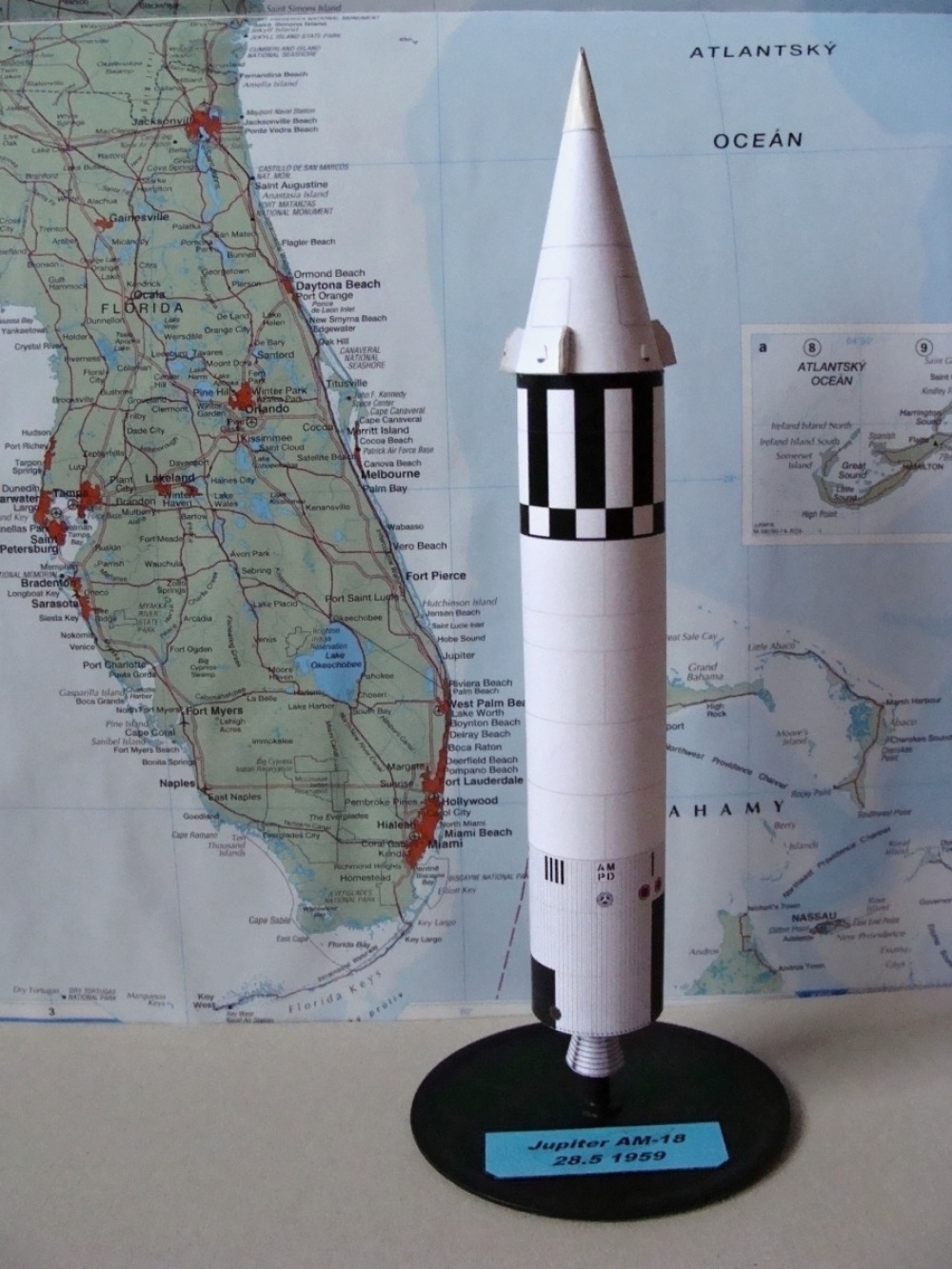 Animals in Space + space rocket (Plná velikost v novém okně) Animals in Space + space rocket