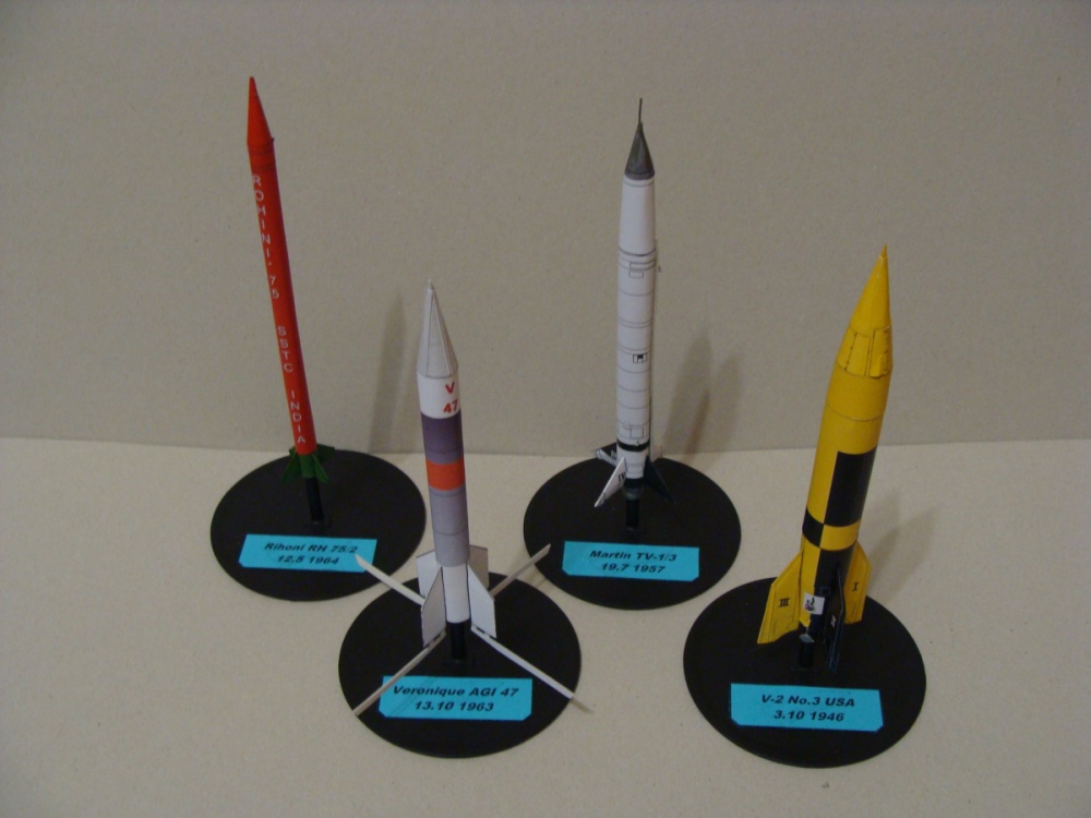 Animals in Space + space rocket (Plná velikost v novém okně) Animals in Space + space rocket