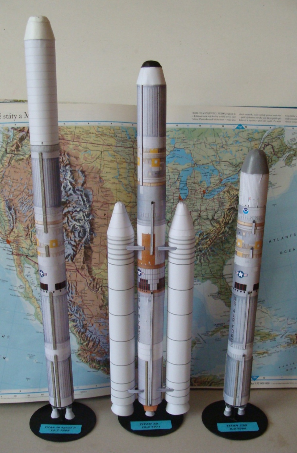 Animals in Space + space rocket (Plná velikost v novém okně) Animals in Space + space rocket