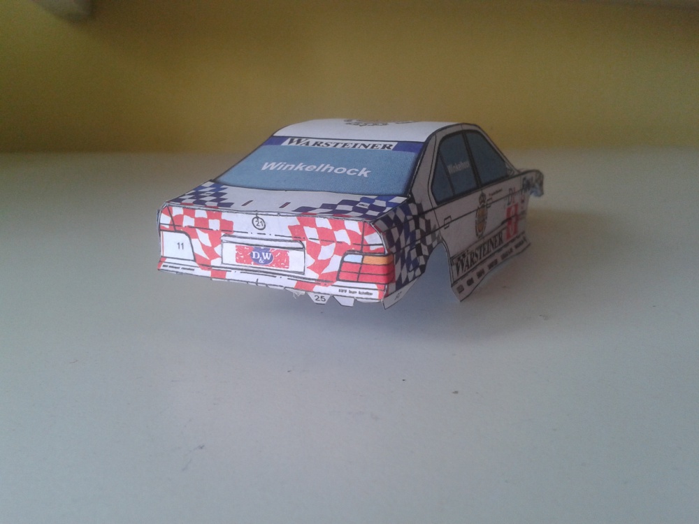 BMW 320i (Plná velikost v novém okně) BMW 320i