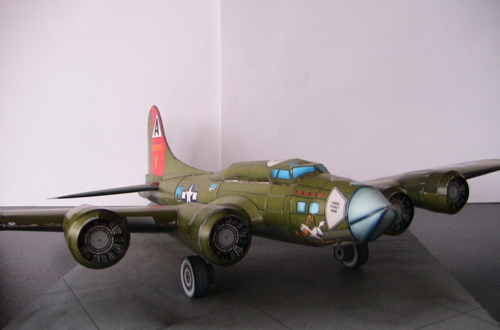 Boeing B-17 Flying Fortress (Plná velikost v novém okně) Boeing B-17 Flying Fortress
