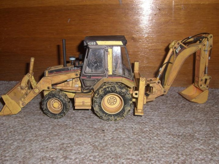 Caterpillar 428 B (Plná velikost v novém okně) Caterpillar 428 B