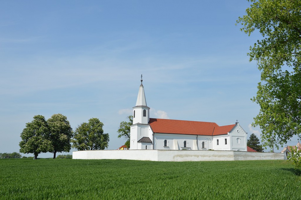 Cífer-Pác: Kostol sv. Petra a Pavla (Plná velikost v novém okně) Cífer-Pác: Kostol sv. Petra a Pavla