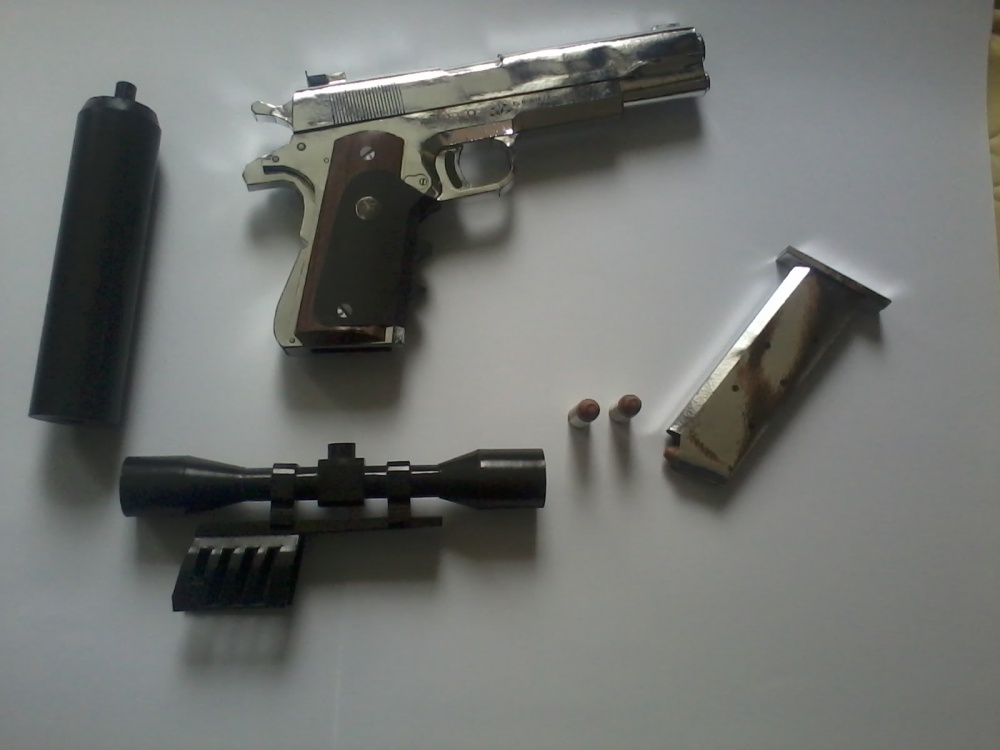 Colt Hitman Silverballer (Plná velikost v novém okně) Colt Hitman Silverballer