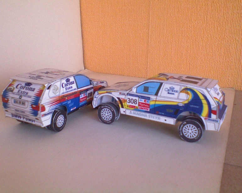 Dakar trucks and cars (Plná velikost v novém okně) Dakar trucks and cars