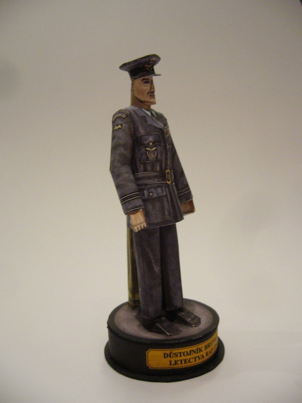 Důstojník britského letectva RAF-1942 (Plnďż˝ velikost v novďż˝m oknďż˝) Důstojník britského letectva RAF-1942