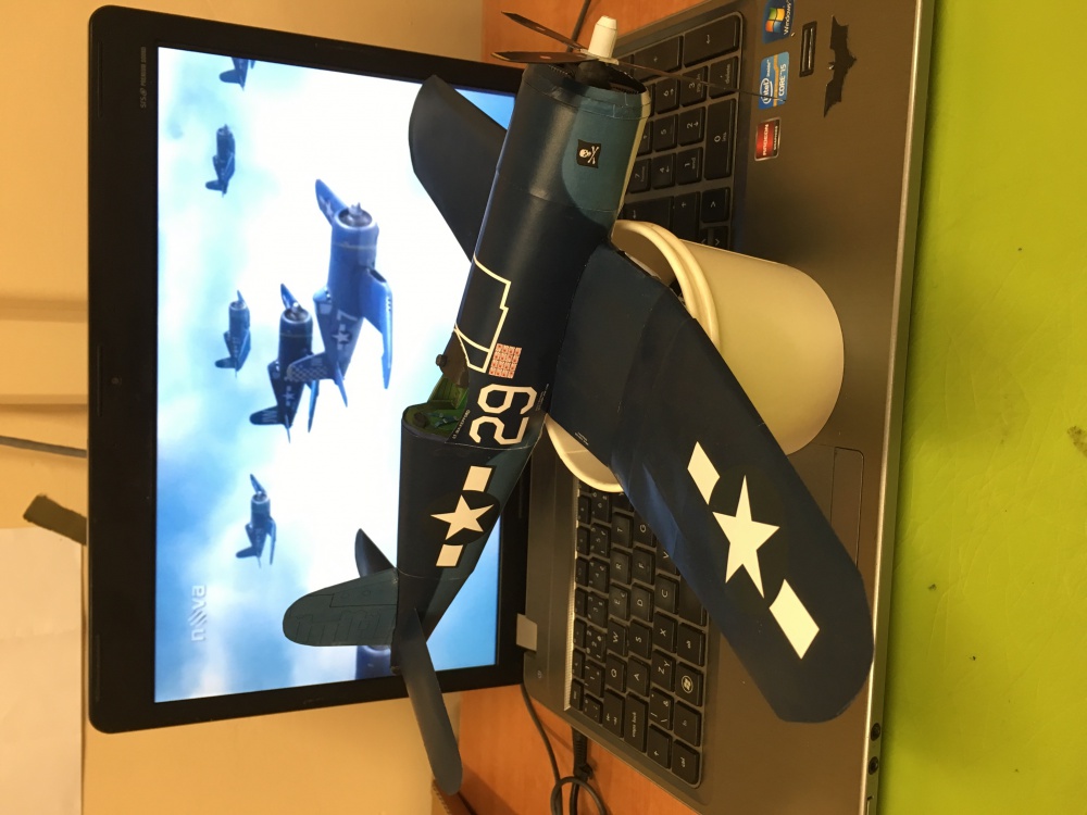 F4U Corsair (Plná velikost v novém okně) F4U Corsair
