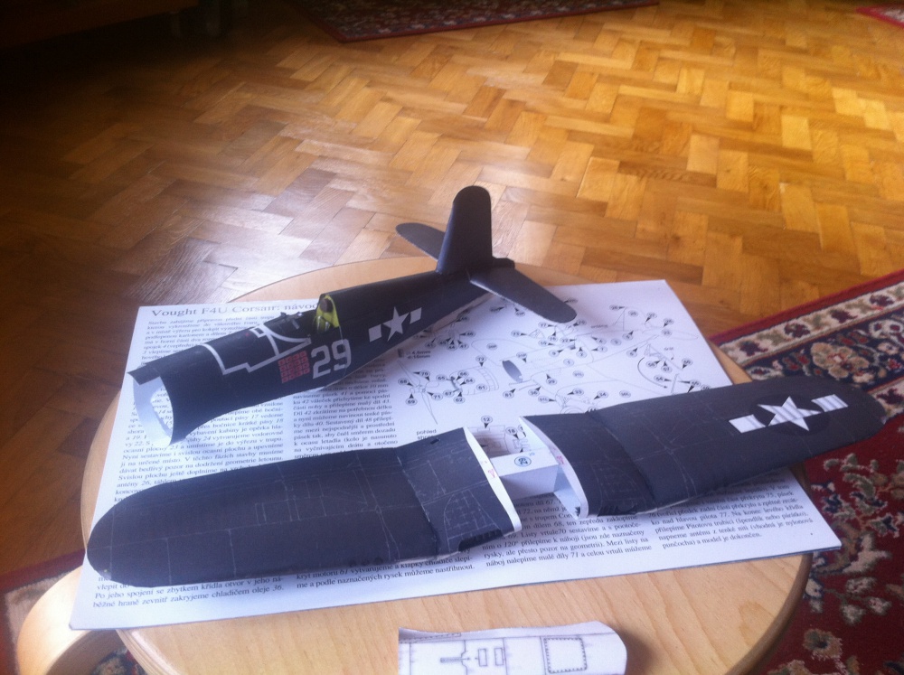 F4U Corsair (Plná velikost v novém okně) F4U Corsair