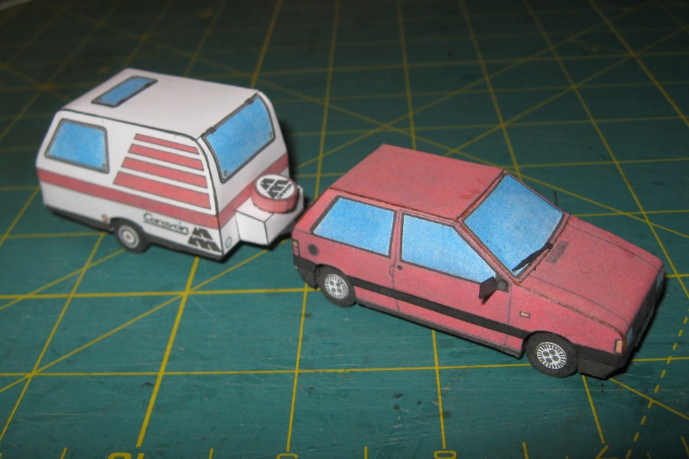Fiat Uno 45 Fire + Caravan am (Plná velikost v novém okně) Fiat Uno 45 Fire + Caravan am