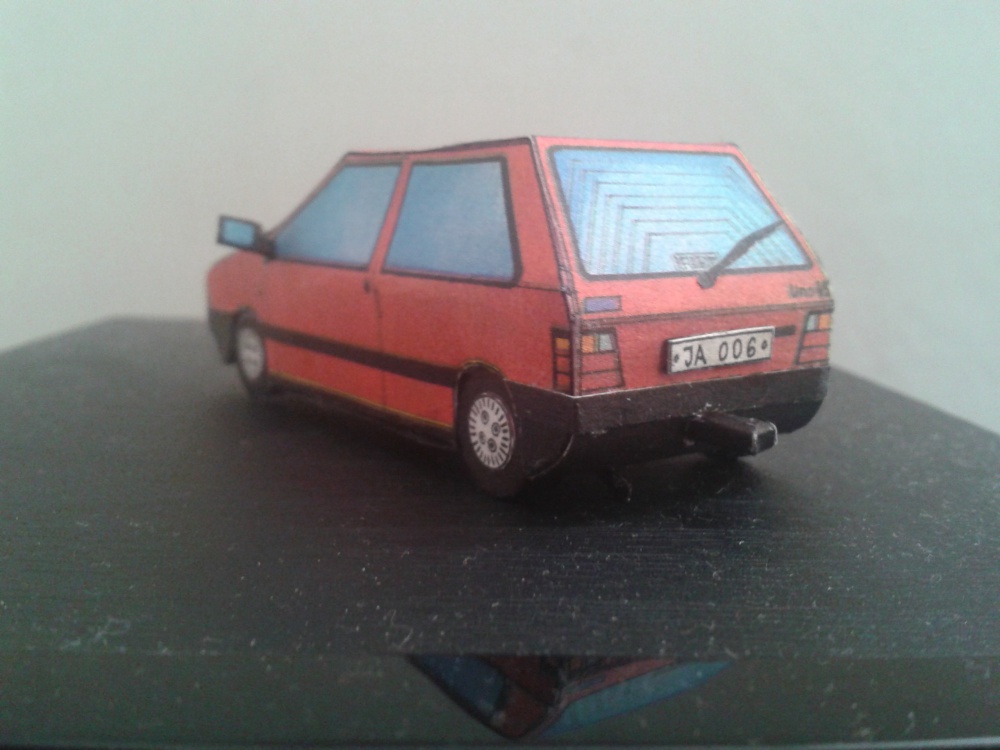 Fiat Uno + Karavan (Plná velikost v novém okně) Fiat Uno + Karavan