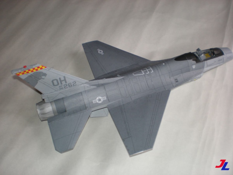 General Dynamics F-16C (Plná velikost v novém okně) General Dynamics F-16C