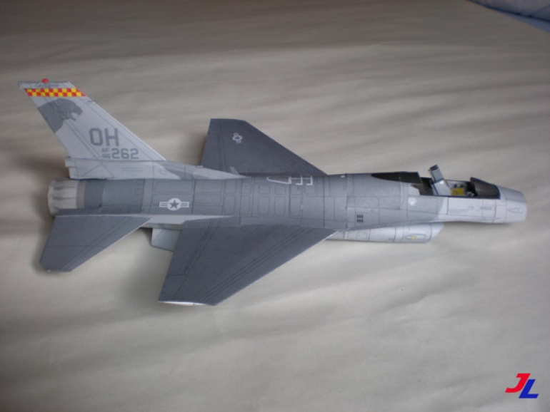 General Dynamics F-16C (Plná velikost v novém okně) General Dynamics F-16C