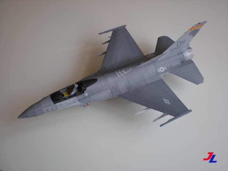 General Dynamics F-16C (Plná velikost v novém okně) General Dynamics F-16C