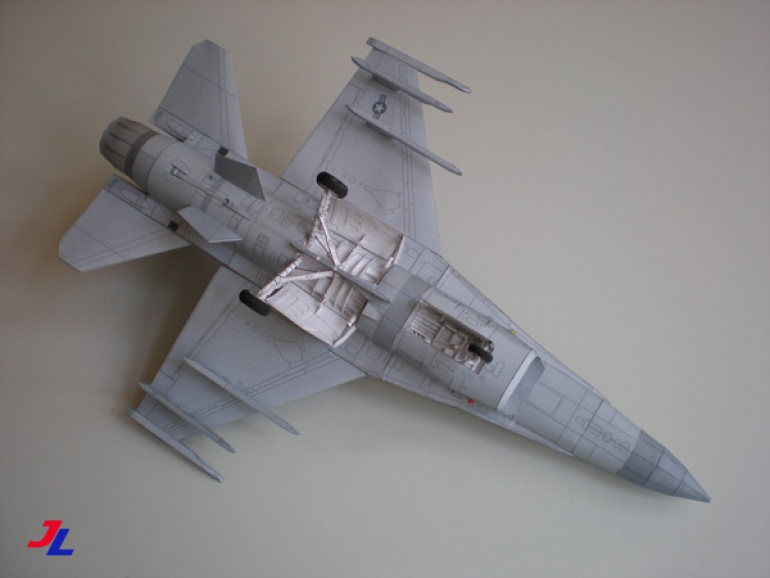 General Dynamics F-16C (Plná velikost v novém okně) General Dynamics F-16C