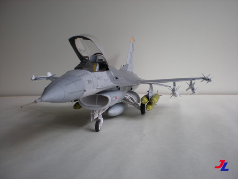 General Dynamics F-16C (Plná velikost v novém okně) General Dynamics F-16C