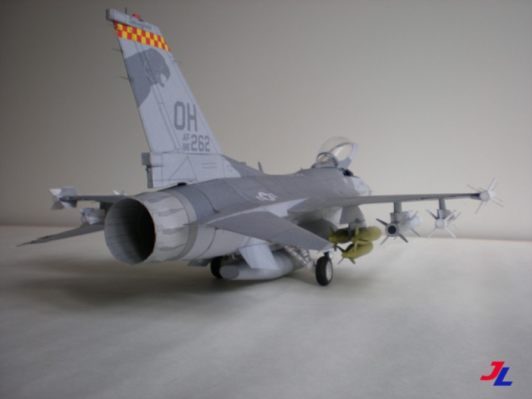 General Dynamics F-16C (Plná velikost v novém okně) General Dynamics F-16C