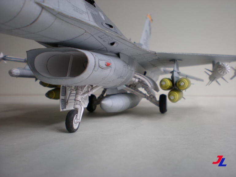 General Dynamics F-16C (Plná velikost v novém okně) General Dynamics F-16C
