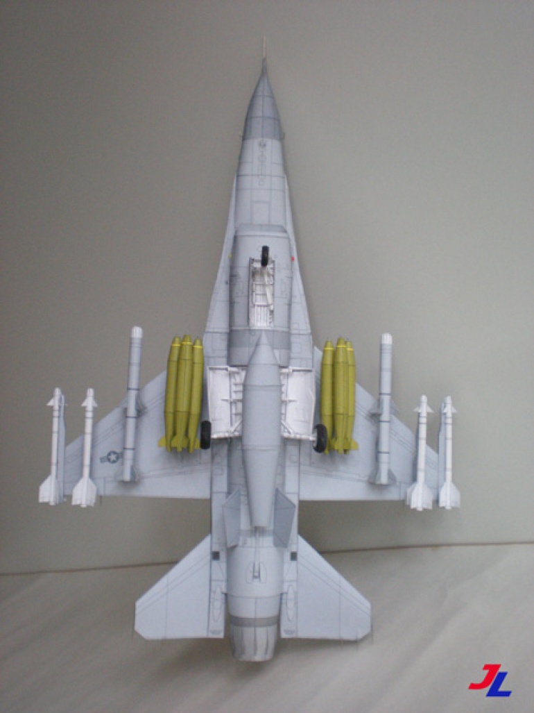General Dynamics F-16C (Plná velikost v novém okně) General Dynamics F-16C