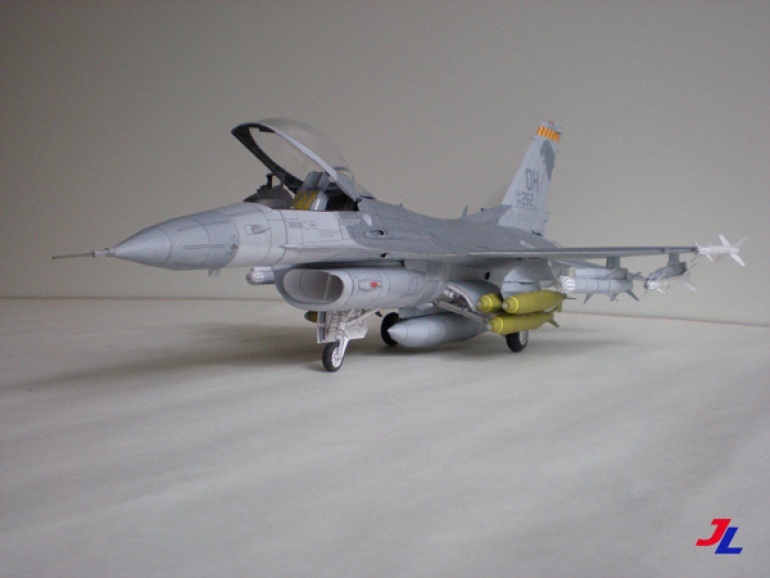 General Dynamics F-16C (Plná velikost v novém okně) General Dynamics F-16C