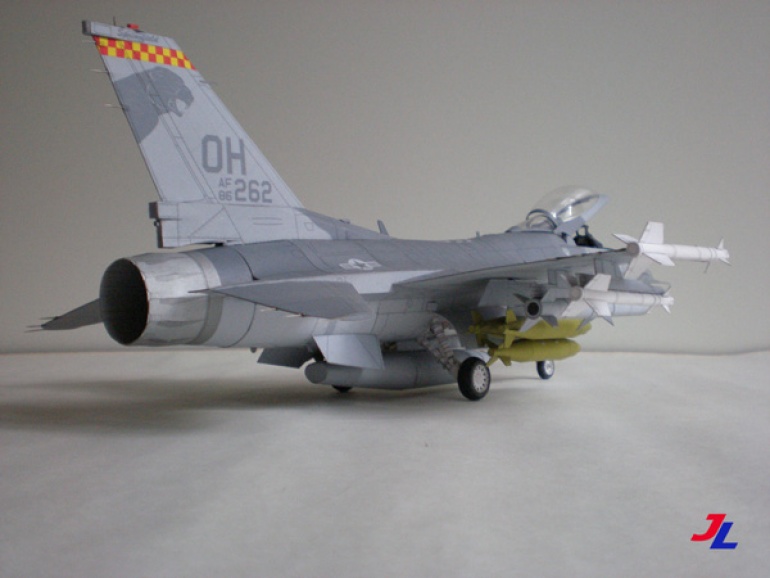 General Dynamics F-16C (Plná velikost v novém okně) General Dynamics F-16C