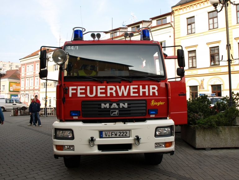 76037