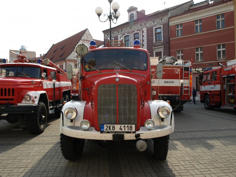 76054