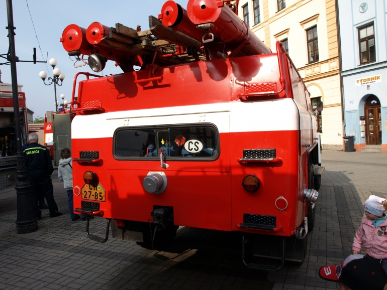 76076