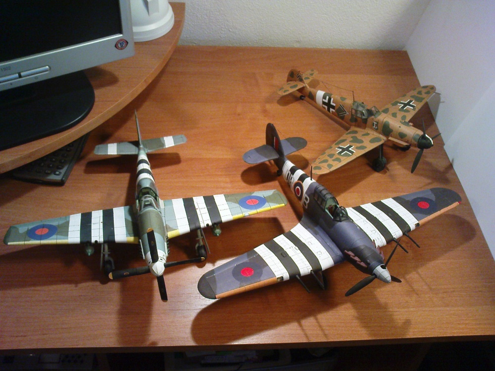 Hawker Hurricane MK.IIC (Plná velikost v novém okně) Hawker Hurricane MK.IIC
