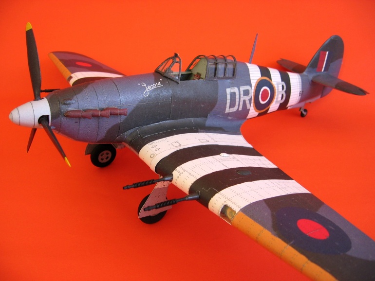 Hawker Hurricane Mk.IIC (Plná velikost v novém okně) Hawker Hurricane Mk.IIC
