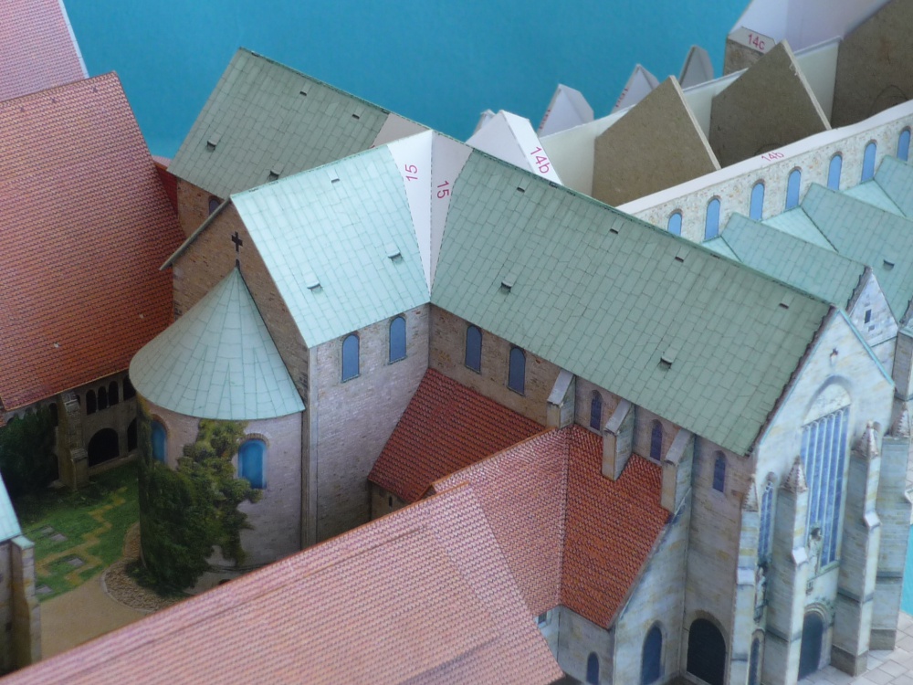 Hildesheimer Dom (Plná velikost v novém okně) Hildesheimer Dom