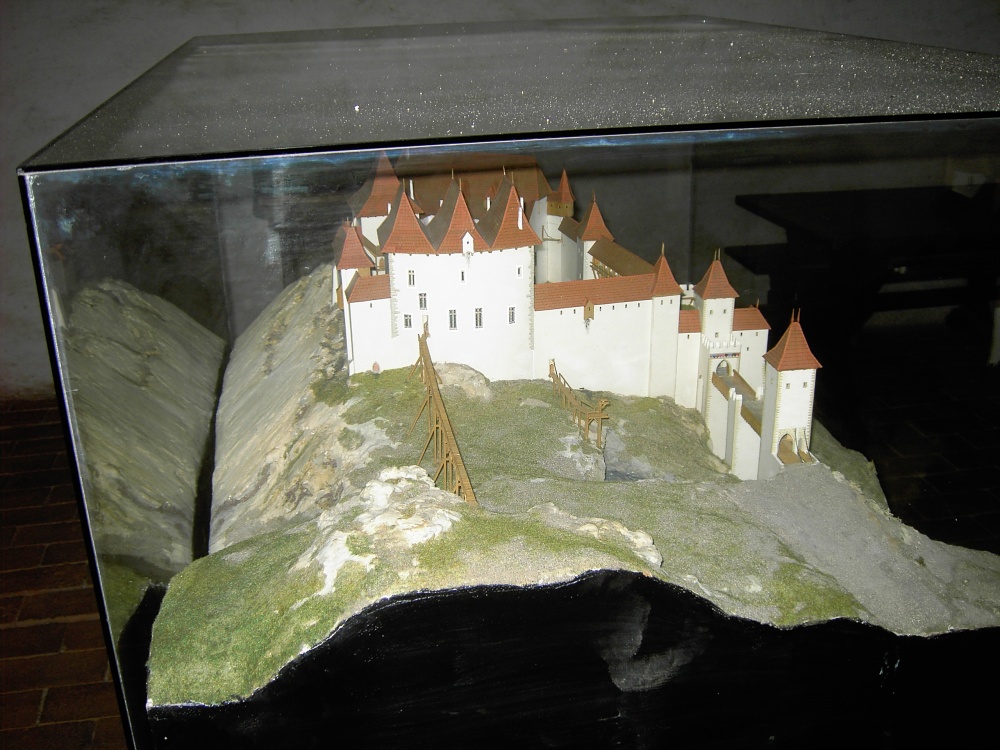 HRAD TOČNÍK (Plná velikost v novém okně) HRAD TOČNÍK