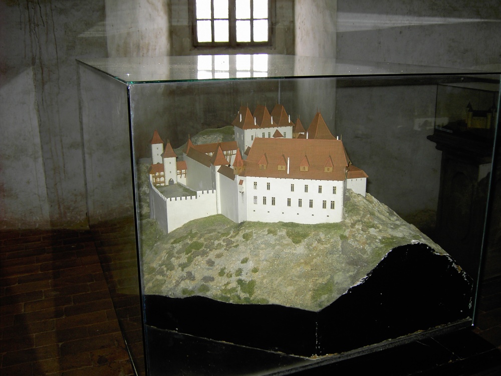 HRAD TOČNÍK (Plná velikost v novém okně) HRAD TOČNÍK