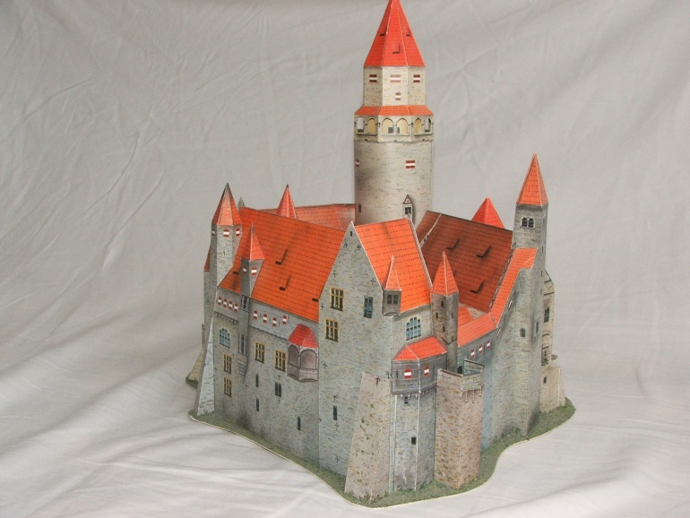 Hrad Bouzov (Plná velikost v novém okně) Hrad Bouzov