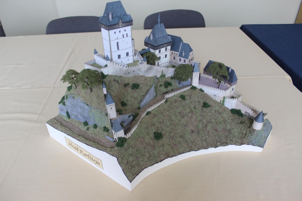 Hrad Karlštejn (Plnďż˝ velikost v novďż˝m oknďż˝) Hrad Karlštejn