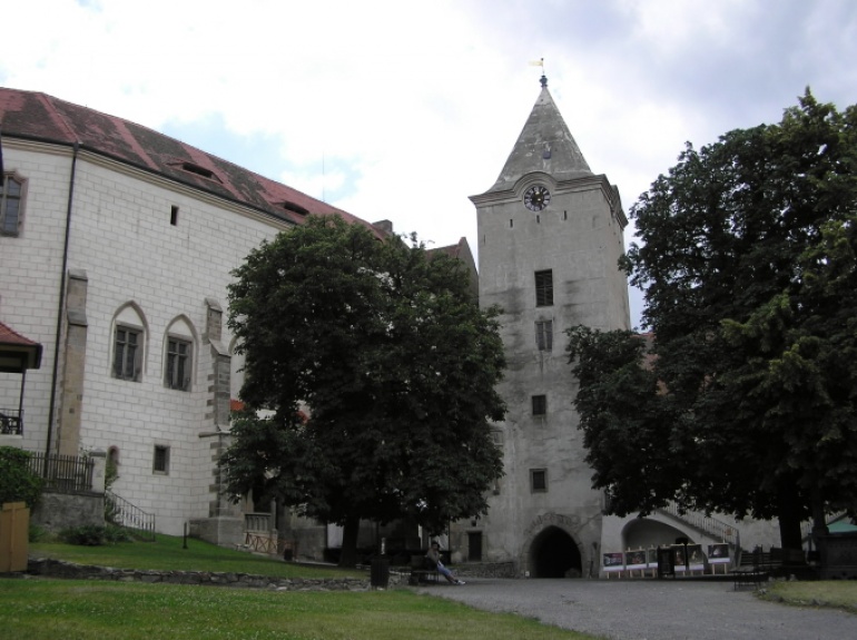 Hrad Křivoklát - foto skutečné stavby (Plná velikost v novém okně) Hrad Křivoklát - foto skutečné stavby