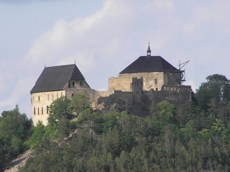 Hrad Točník - foto skutečné stavby (Plná velikost v novém okně) Hrad Točník - foto skutečné stavby
