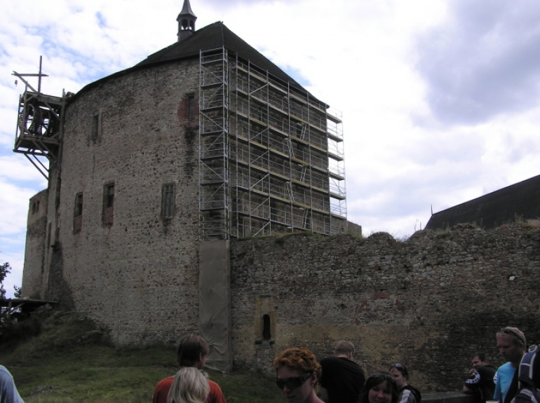 Hrad Točník - foto skutečné stavby (Plnďż˝ velikost v novďż˝m oknďż˝) Hrad Točník - foto skutečné stavby
