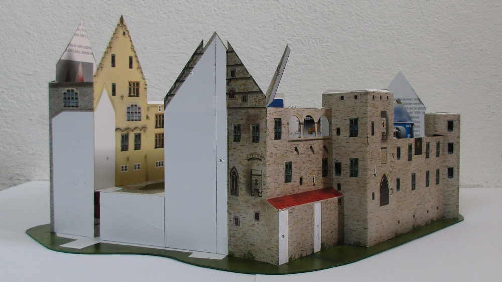 Hrad Bouzov (Plná velikost v novém okně) Hrad Bouzov