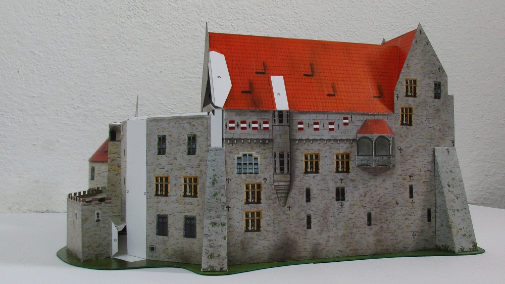 Hrad Bouzov (Plná velikost v novém okně) Hrad Bouzov