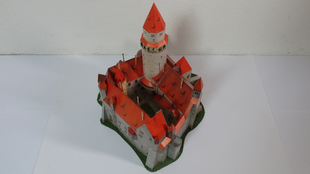 Hrad Bouzov (Plná velikost v novém okně) Hrad Bouzov