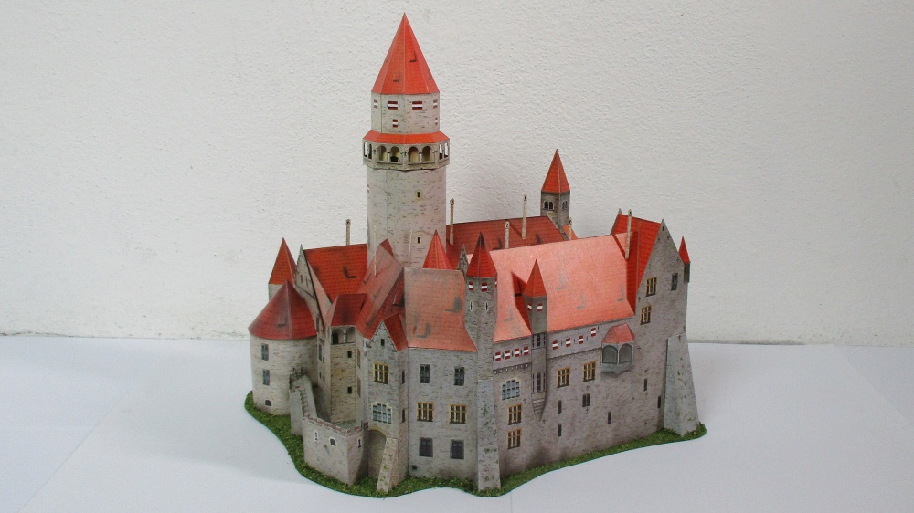 Hrad Bouzov (Plná velikost v novém okně) Hrad Bouzov