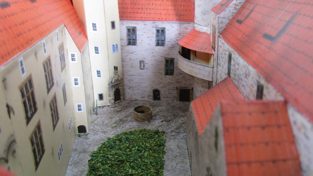 Hrad Bouzov (Plná velikost v novém okně) Hrad Bouzov