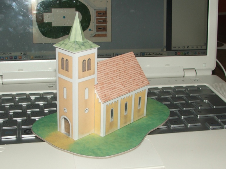 Jihocesky vesnicky kostelik (Plná velikost v novém okně) Jihocesky vesnicky kostelik