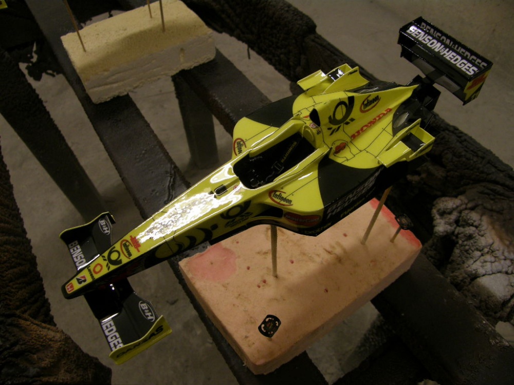 Jordan EJ 11 oba piloti (Plná velikost v novém okně) Jordan EJ 11 oba piloti