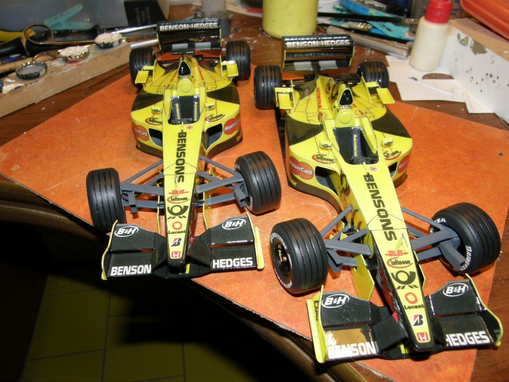 Jordan EJ 11 oba piloti (Plná velikost v novém okně) Jordan EJ 11 oba piloti