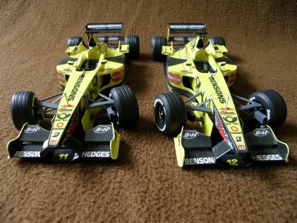 Jordan EJ 11 oba piloti (Plná velikost v novém okně) Jordan EJ 11 oba piloti