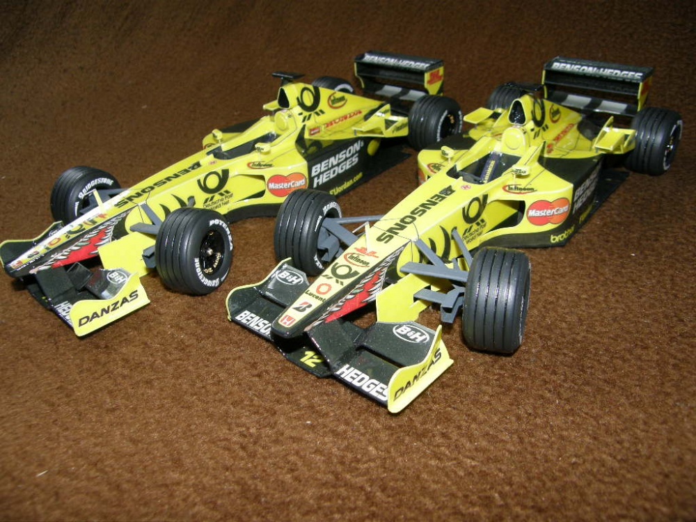 Jordan EJ 11 oba piloti (Plná velikost v novém okně) Jordan EJ 11 oba piloti